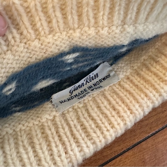 Gunn Reiss Handmade Norwegian Wool Beanie – Blue & Cream Fair Isle Pom Hat - Picture 3 of 4